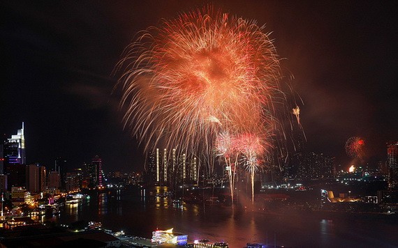 燃放煙花慶祝新年。