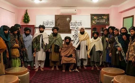 圖為Badghis副省長Molwi Mohibullah Asad(中)和其他塔利班成員於12月13日接受採訪。(圖:AP)