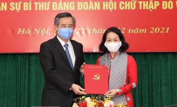 越南紅十字會黨團書記裴氏和(右)從黨中央組織部副部長阮光陽手中接過人事委任《決定》。(圖源:越通社)