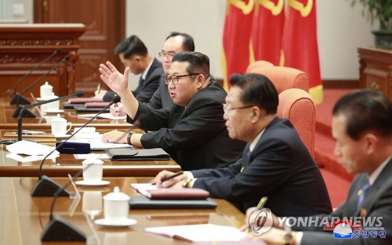 圖為國務委員會委員長金正恩(右三)主持會議。(圖:韓聯社/朝中社)