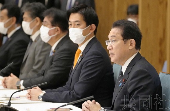 12月28日上午，日本首相岸田文雄（右一）在宇宙開發戰略總部會議上致辭。（圖：共同社）