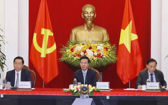 黨中央書記處常務書記武文賞(中)會上致詞。(圖:越通社)