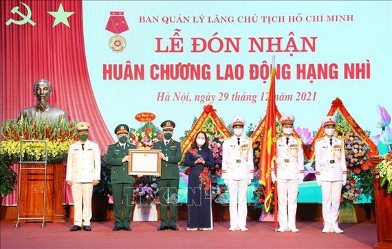 胡志明主席陵管委會29日上午舉行“二等勞動勛章”迎接儀式。（圖：越通社）