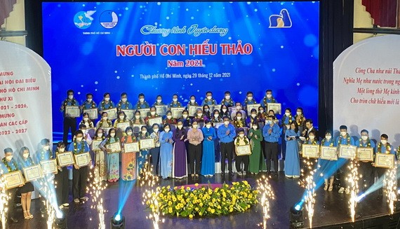 2021年“孝順子女”模範表彰儀式。（圖：秋黎）