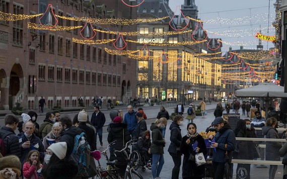 荷蘭違反防疫規定舉辦的狂歡派對，多名派對狂歡者被捕，但並未發生暴力事件。（圖：AP）