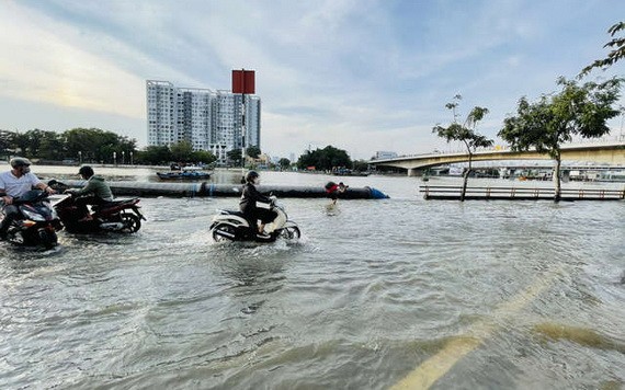 每逢潮汛高漲時第七郡陳春纂街的路與河界線難以分辨了。（圖：緣潘）