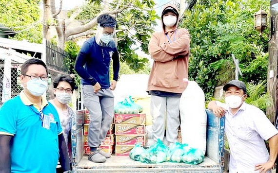 裴玉明大叔(右一）正在準備把救濟品運送給民眾。