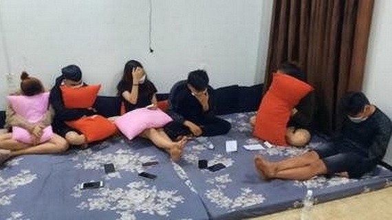 職能力量當場查獲多名年輕人正在群聚施用毒品。（圖：警方提供）