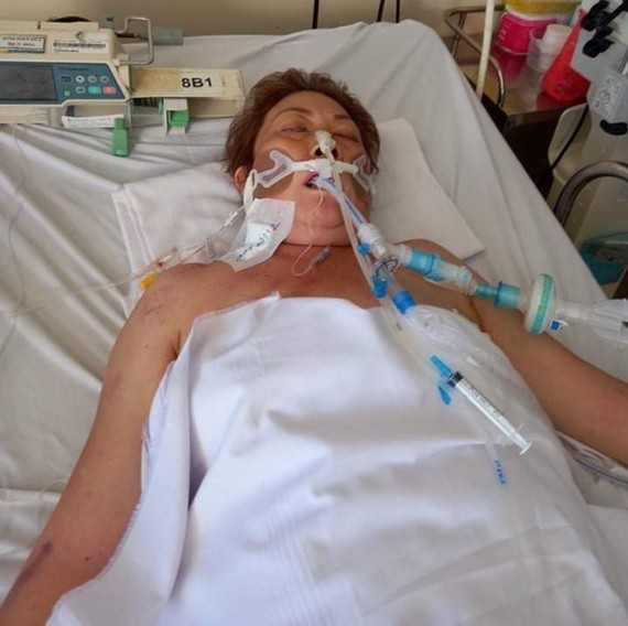 施煥玲在醫院不省人事。