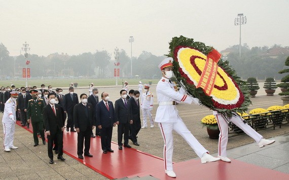 國會代表在會議開幕前晉謁胡主席陵。