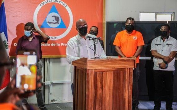 2021年8月14日，海地總理亨利（前）在太子港舉行的新聞發布會上講話。（圖：新華社）