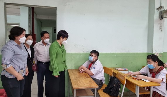 第五郡人委會主席張明嬌(左四)前往陳佩姬中學鼓勵學生努力讀書及做好防疫工作。