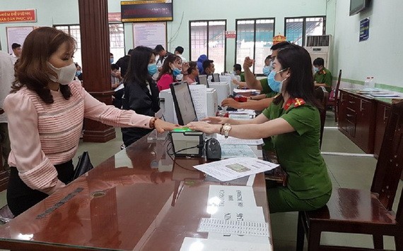 人們在辦理公民身份證簽發手續。（圖：竹芳）