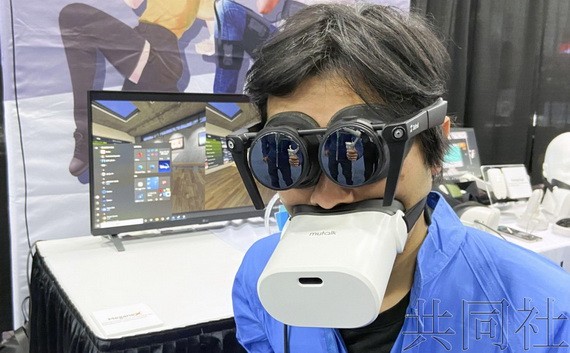 松下子公司Shiftall首席執行官岩佐琢磨佩戴防漏音麥克風做產品介紹。 1月3日攝於美國拉斯維加斯。（圖：共同社）