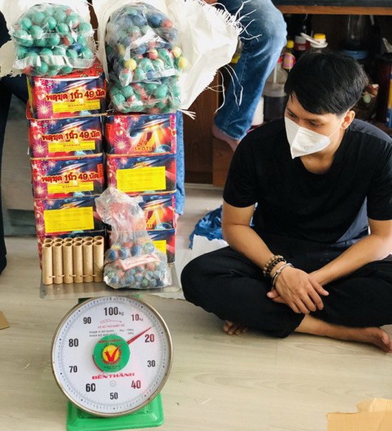 非法銷售鞭炮的嫌疑人張玉勝與物證。（圖：警方提供）