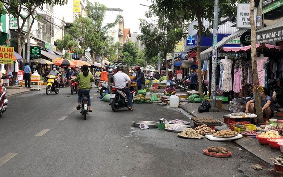 舊邑郡范文白街的自發性街市佔用馬路及人行道。