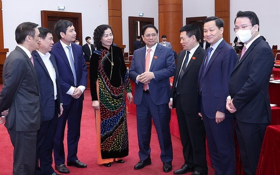 政府總理范明政與各代表交談。（圖：越通社）