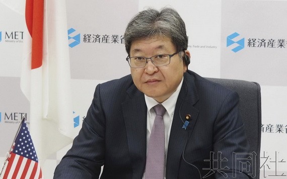 1月6日上午，日本經濟產業相萩生田光一在經產省與美國能源部部長格蘭霍姆舉行在線會談。（圖：共同社）