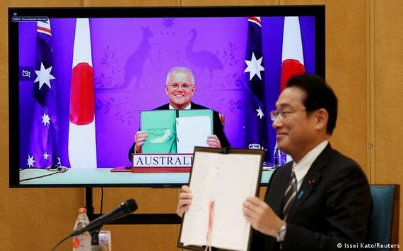 莫里森和岸田文雄在線上峰會上簽署《互惠准入協定》。（圖：路透社）