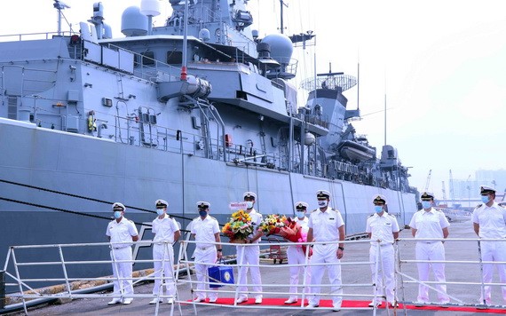 德國“拜恩”號巡防艦抵達本市芽龍港，開始首次對越南進行友好訪問行程。（圖：Đ.A）