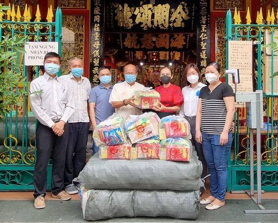 溫陵會館理事將春節禮品交給第五郡越南祖國陣線委員會。