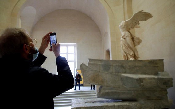 參觀者拍攝藝術品。（圖：互聯網）