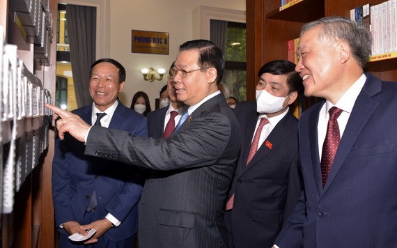 國會主席王廷惠參觀資料-圖書館中心。（圖：VOV）