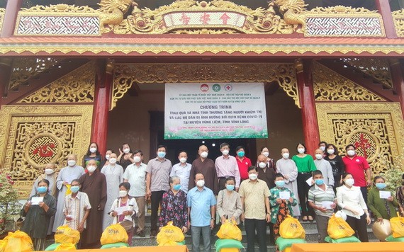 慈善團在會安寺向泳廉市鎮贈送禮物。