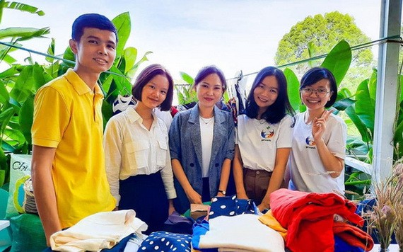 鄧氏香（左二）與綠色因數俱樂部成員。