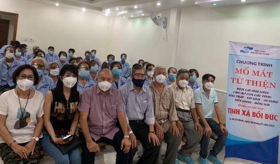 培德精舍護法理事會新會長莊瑞雄(左三)與白內障病人於手術後合影。