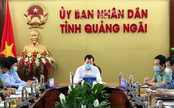 廣義省人委會主席鄧文明（中）主持會議。（圖：廣義報）