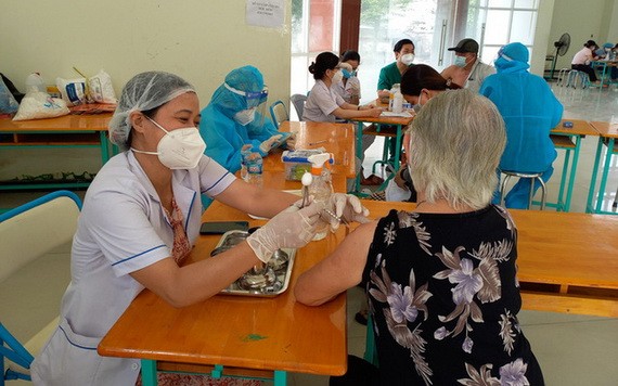 本市福門縣民眾接種新冠疫苗補充劑。