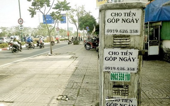 貼在電線桿、電器櫃上的放貸廣告傳單。