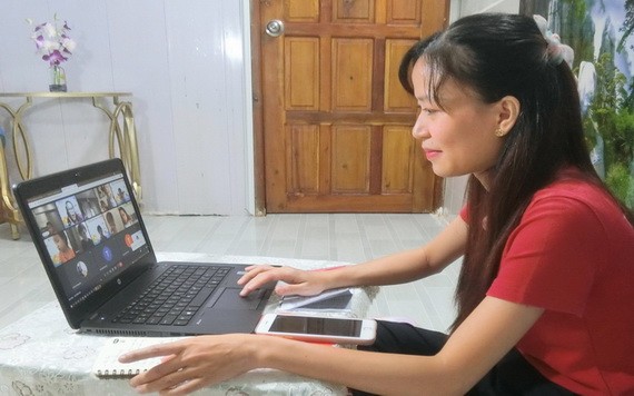 教員線上指導學生安全防疫。