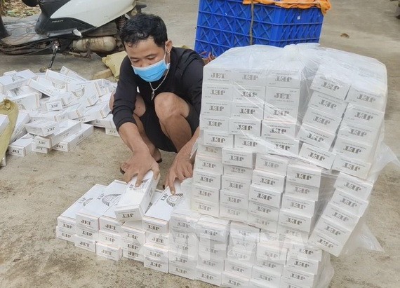 被抓獲的走私香煙歹徒及證物。（圖：越通社）