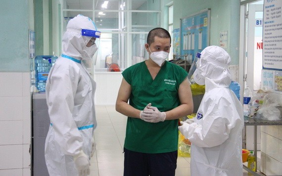 在治療區，芳蓉與友煌醫生夫婦正與志願者討論工作。