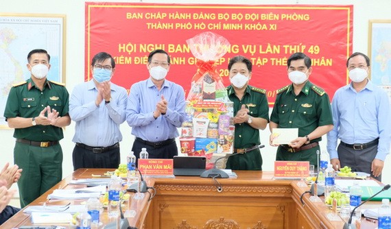 市人委會主席潘文邁（左三）向市邊防部隊幹部和戰士們拜年並贈送禮物。（圖：文明）