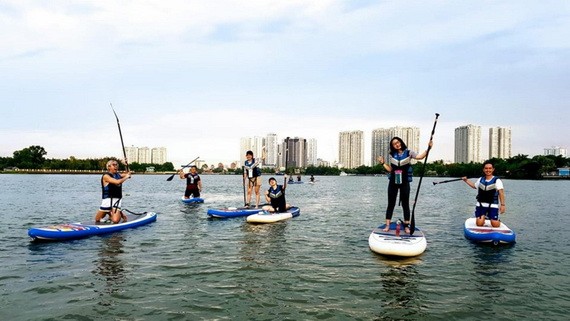 體驗槳板運動。