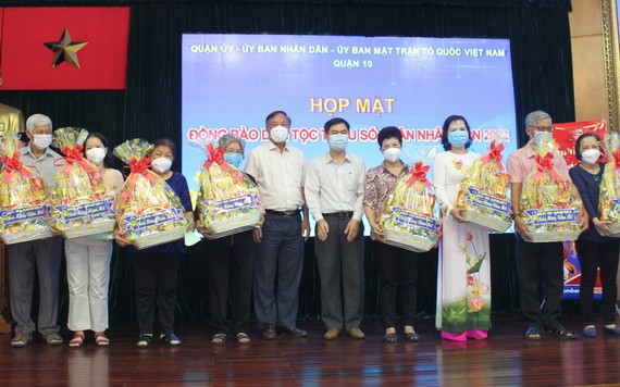 市民族處副主任曾福祿與第十郡人委會副主席裴世海向具威信少數民族同胞贈送賀年禮物。