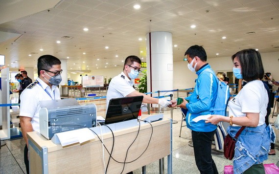 我國各國際和國內機場嚴格做好防疫工作。（圖：越通社）