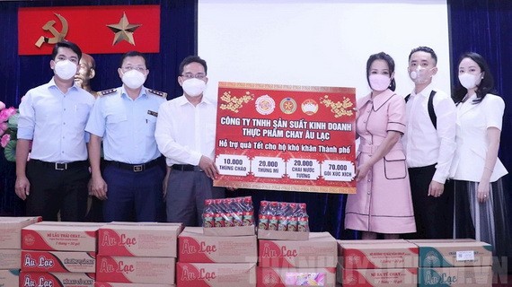 物品和日用品捐贈交接儀式。（圖：市黨部新聞網）