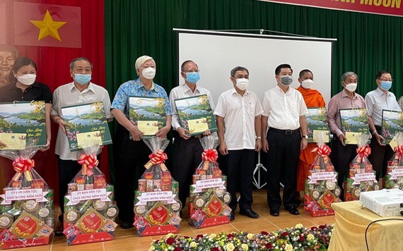 民族委員會副主任黎山海副部長(右四)向諸位少數民族同胞贈送新年禮物。