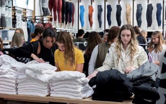 美國去年12月消費者物價指數（CPI）較一年前勁揚7%，創下近40年來最大增幅。服飾和二手車等價格大漲，是帶動通膨勁揚的主因。（圖：路透社）