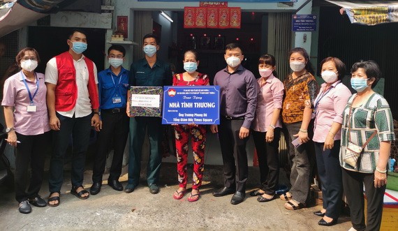 楊迪生先生(右五)向陳誠有(左五)屋主分享入住新屋的喜悅。