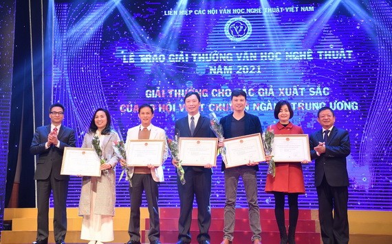 72 作品獲文學藝術獎項