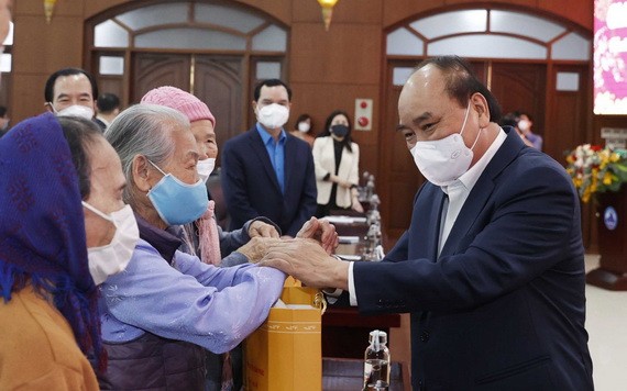 國家主席阮春福向峴港民眾贈送春節禮物。