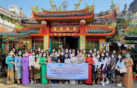 第五郡婦女、老撾、柬埔寨大學生在溫陵會館前合影。