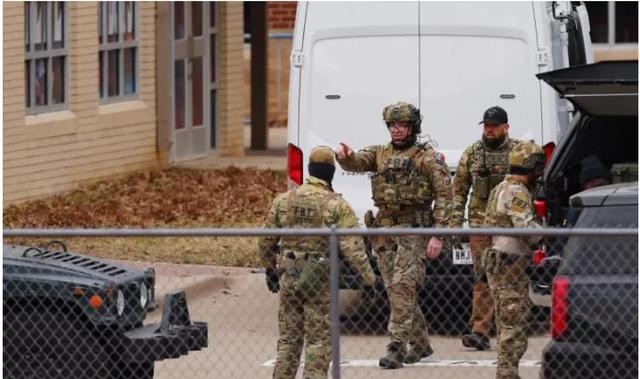 美國得州1間猶太教堂15日發生人質挾持事件，當局派遣特警到場戒備。（圖：AP）