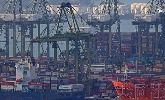 圖為新加坡港口停泊的貨船。攝於1月6日。（圖：共同社）