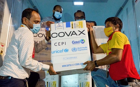 圖為 2021年5月，新冠疫苗全球獲取機制提供的首批疫苗運抵孟加拉國。（圖：聯合國）